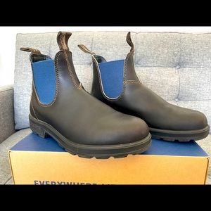 BLUNDSTONE MEN'S CLASSICS
CHELSEA BOOTS - DARK BROWN AND BLUE